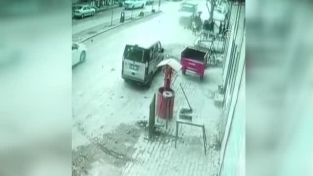 Son dakika haber... GAZİANTEP - Freni boşalan kamyonetin kaza anı güvenlik kamerasında