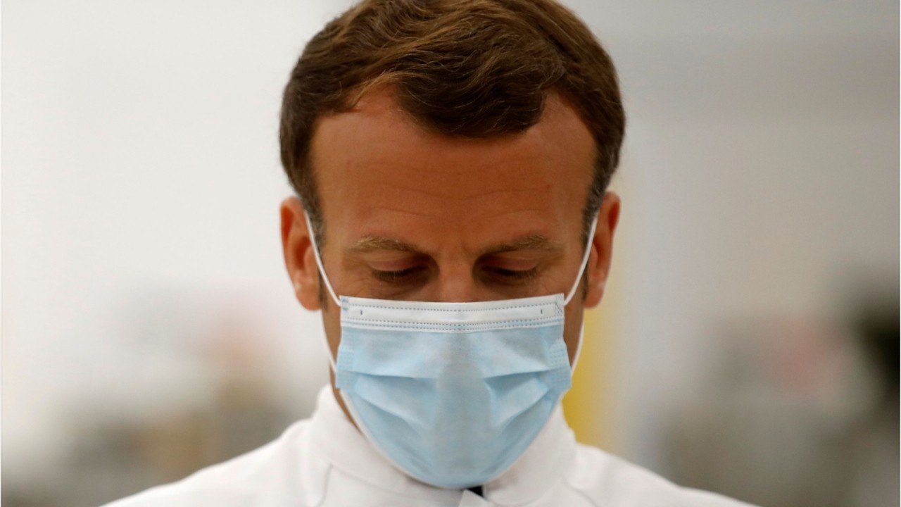 GALA VIDEO - « On ne va pas se laisser marcher dessus " : Emmanuel Macron hausse le ton sur le vaccin