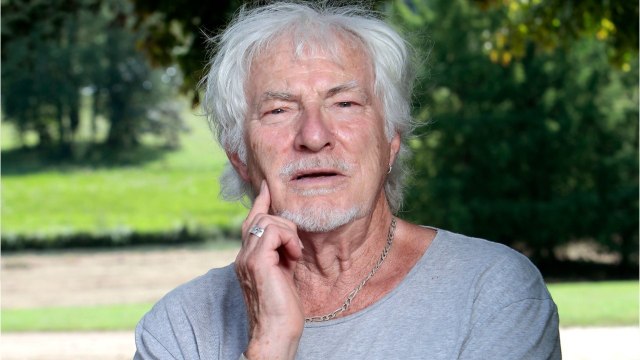GALA VIDEO - Hugues Aufray en pleine forme à 91 ans : sa jeune compagne Muriel « l'aide beaucoup