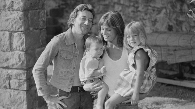 GALA VIDEO - Jane Birkin intime : “je revois Serge mort dans son lit… Charlotte et Kate s'agrippent à lui”.