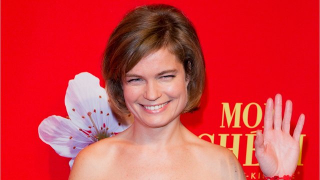 GALA VIDEO - Alain Delon et Sarah Biasini, fille de Romy Schneider : leur 1er face-à-face « très touchant