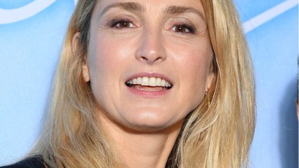 GALA VIDÉO - « Ça me fend le cœur " : Julie Gayet inquiète pour sa société