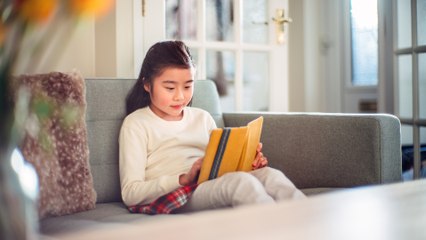 لإبعاد الأطفال عن الشاشات الإلكترونية.. أم تبتكر كتبا تفاعلية