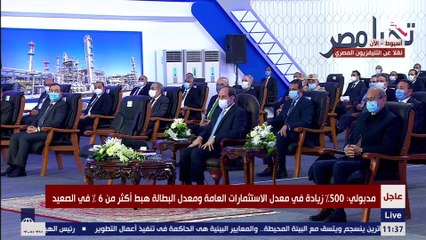 لحظة توقيع الرئيس السيسي على كتاب الرؤية والانجاز التي توثق المشروعات التي تم انجازها في مصر