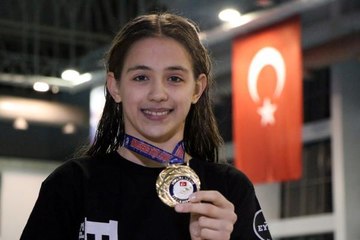 SU KORKUSUNU YENMEK İÇİN YÜZMEYE BAŞLADI, TÜRKİYE ŞAMPİYONU OLDU