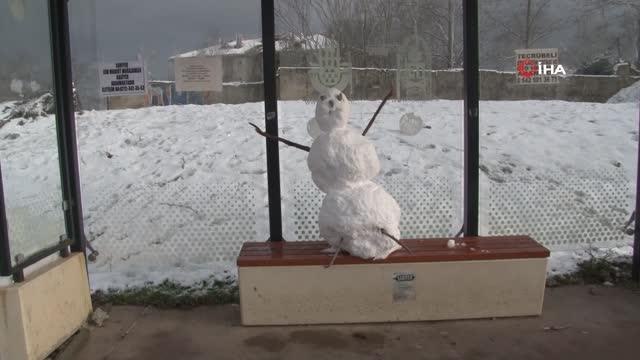 Dövizin düşüşüne sevinen vatandaşın yüzü kar yağışıyla ikinci kez güldüDövizdeki düşünün ardından kar yağışına sevinen vatandaş: Bu güzel kar yağışı...