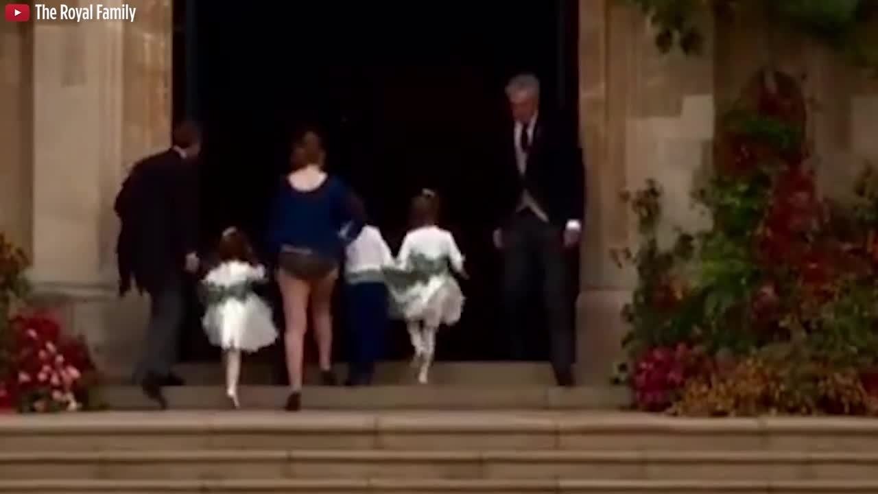 GALA VIDÉO - Mariage d'Eugenie d'York : la culotte de la femme qui accompagne George et Charlotte visible à cause du vent