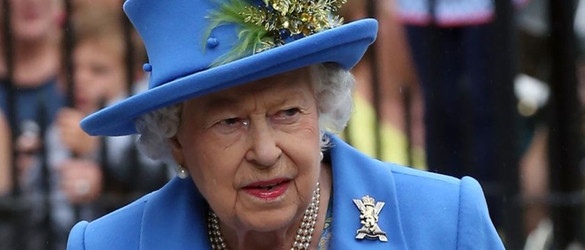 GALA VIDEO - Vive émotion pour la reine Elizabeth II : sa dame de compagnie chute et manque de la faire tomber à Balmoral