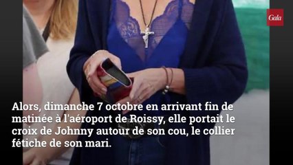 Laeticia Hallyday : pour son arrivée en France, elle porte un T-shirt à l'effigie de Johnny Hallyday et la croix de son homme