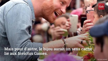PHOTOS – Prince Harry : quelle est cette mystérieuse bague noire à son doigt ?
