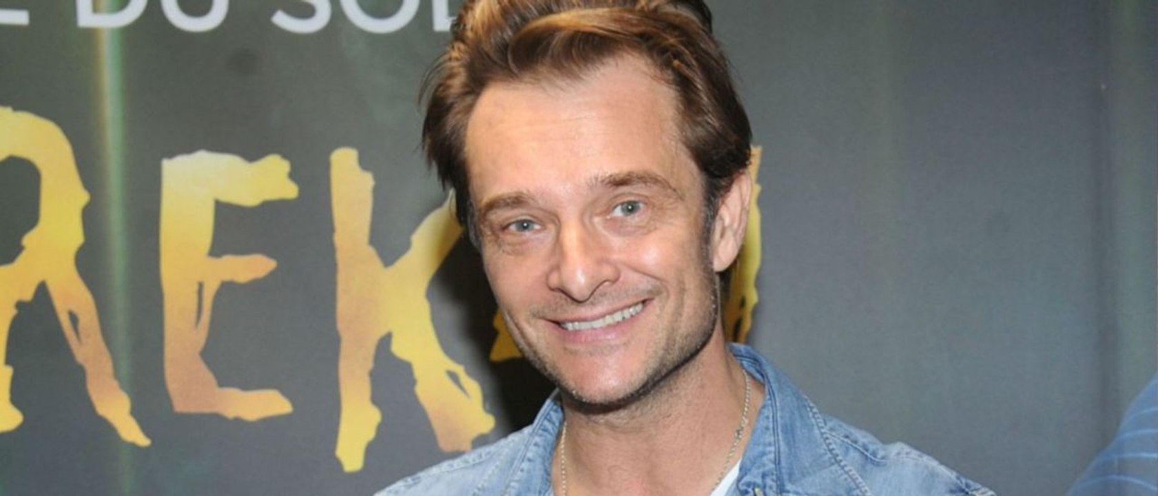 GALA VIDEO - David Hallyday et ses filles Emma et Ilona Smet réunis pour un moment complice en studio