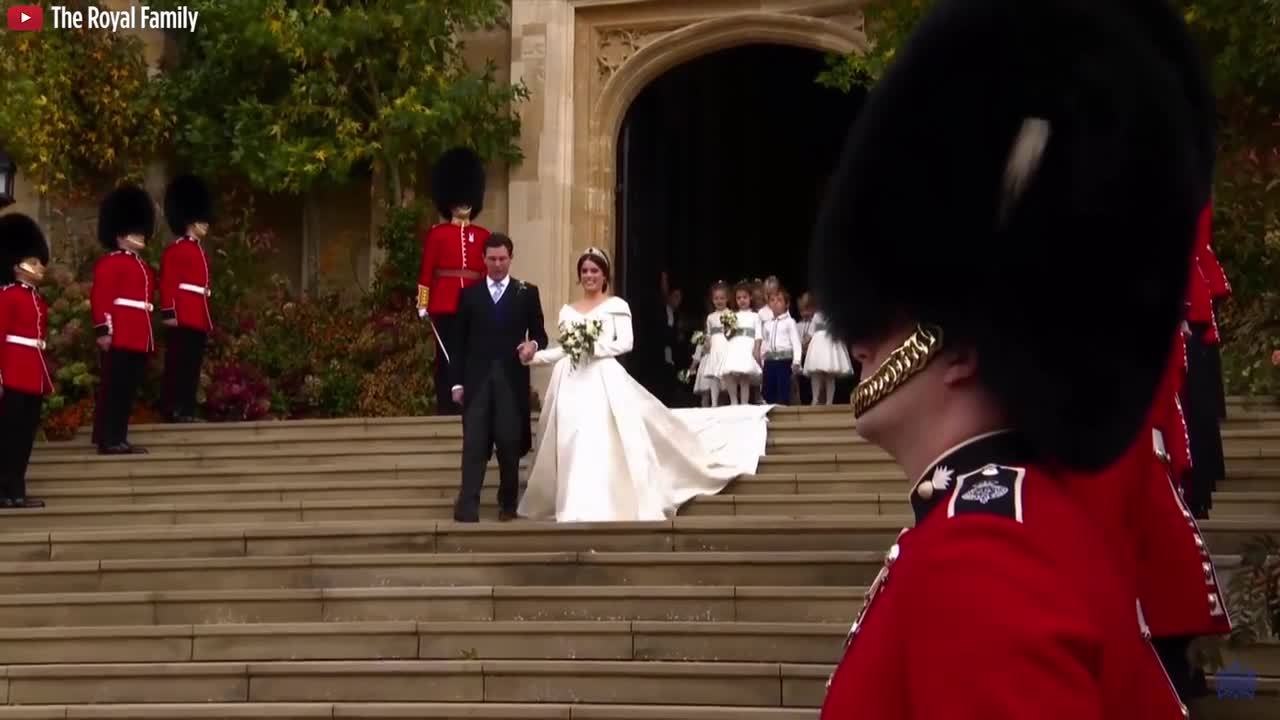 GALA VIDÉO - Mariage d'Eugenie d'York : Les jeunes mariés échangent un baiser sur le parvis de la chapelle St George