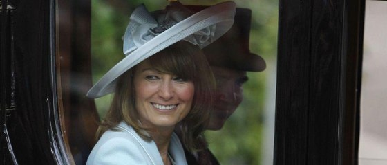 Скачать видео: GALA VIDEO - L'affreuse faute de goût de Carole Middleton, mère de Kate Middleton : un déguisement d'Halloween qui rappelle l'accident de Lady Diana