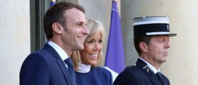 GALA VIDEO - Emmanuel et Brigitte Macron en amoureux à l’Elysée… le couple présidentiel plus uni que jamais