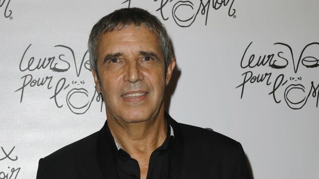 GALA VIDÉO - Julien Clerc dans The Voice pour l’argent ? Le chanteur met les choses au clair