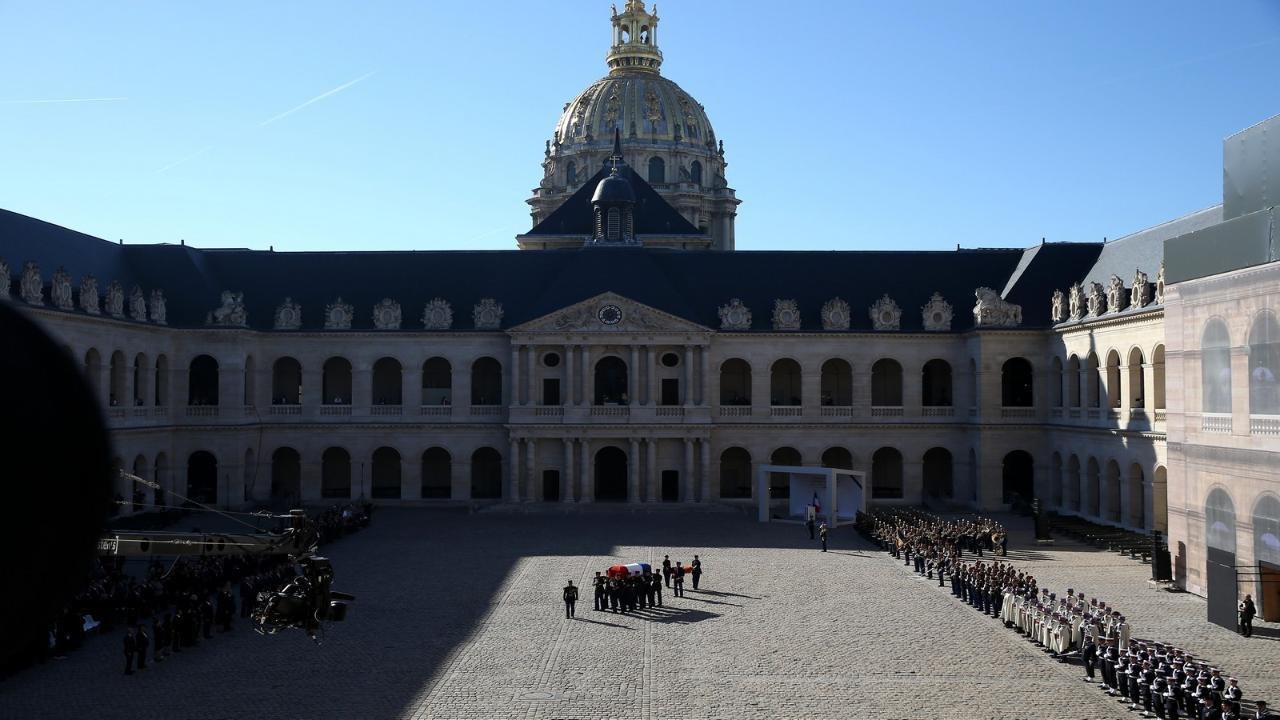 GALA VIDEO : Hommage à Charles Aznavour : les 4 erreurs d’Emmanuel Macron