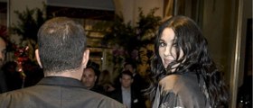 GALA VIDEO – Monica Bellucci: ultra-sexy en bustier pigeonnant et déshabillé de soie pour une fête d'anniversaire