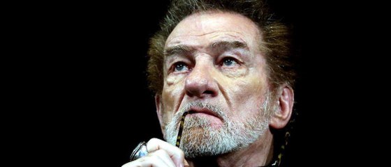 GALA VIDEO - Eddy Mitchell se lâche et lance une pique à Patrick Bruel