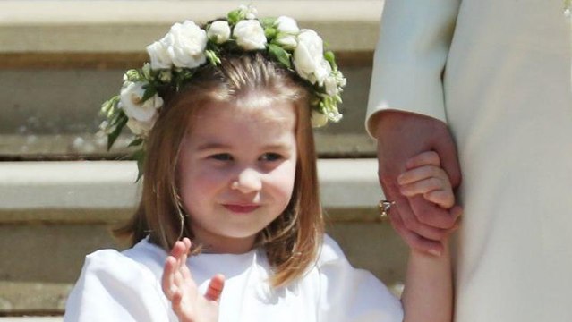 GALA VIDEO - Le câlin trop mignon de la princesse Charlotte à Sophie Carter, sa marraine et la meilleure amie de Kate Middleton
