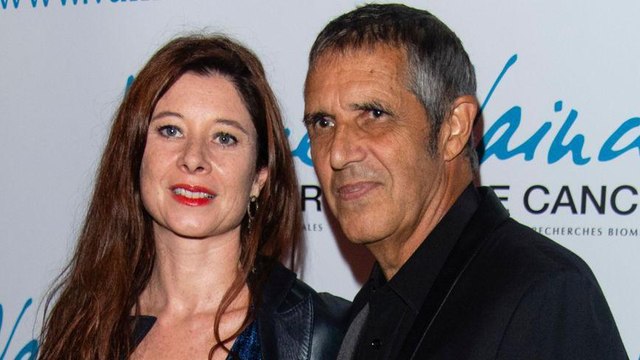 GALA VIDÉO – Julien Clerc et sa femme réunis pour une soirée en amoureux aux cotés de l’avocat de Laeticia Hallyday