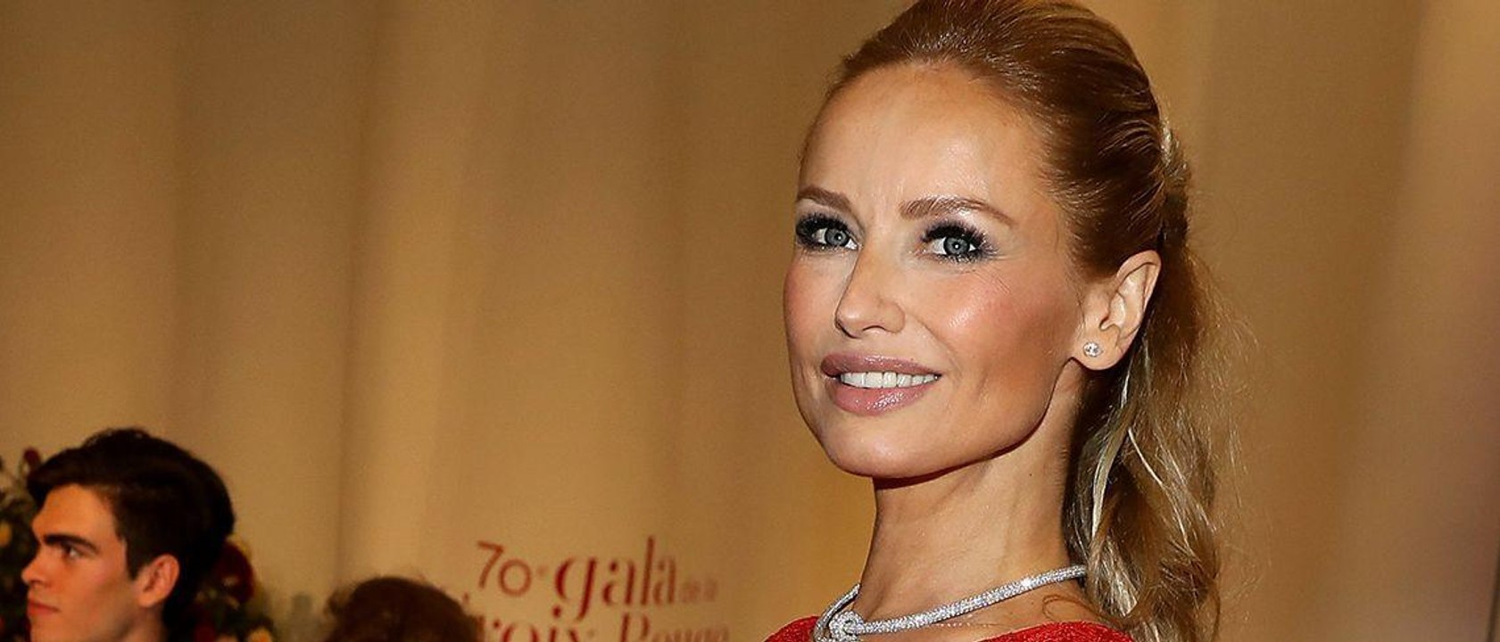 GALA VIDEO - Adriana Karembeu enceinte : sublime et éblouissante au Bal de la Croix Rouge à Monaco