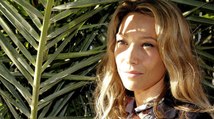 GALA VIDEO – Laura Smet, en compagnie de Charles Aznavour, adresse une tendre pensée à son père Johnny Hallyday