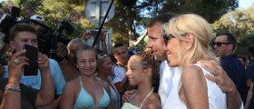 GALA VIDEO - Emmanuel et Brigitte Macron, incognitos en vacances : des touristes presque comme les autres