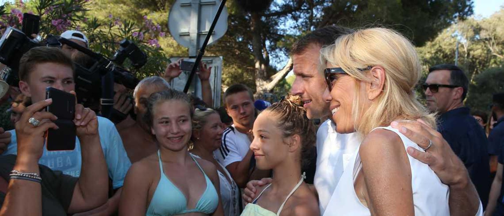 GALA VIDEO - Emmanuel et Brigitte Macron, incognitos en vacances : des touristes presque comme les autres