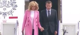 GALA  VIDÉO - Brigitte Macron fashio­nista en manteau rose pour sa rencontre avec Mela­nia Trump