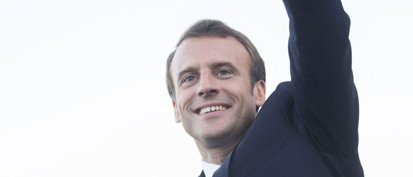 GALA VIDEO - Emmanuel Macron en vacances avec Brigitte : son secret familial pour bien s'amuser