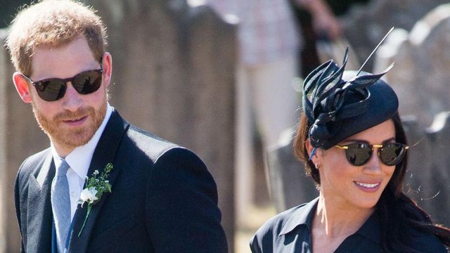 GALA VIDEO – Harry, prince de la dèche ? Des chaussures trouées au mariage de son meilleur ami