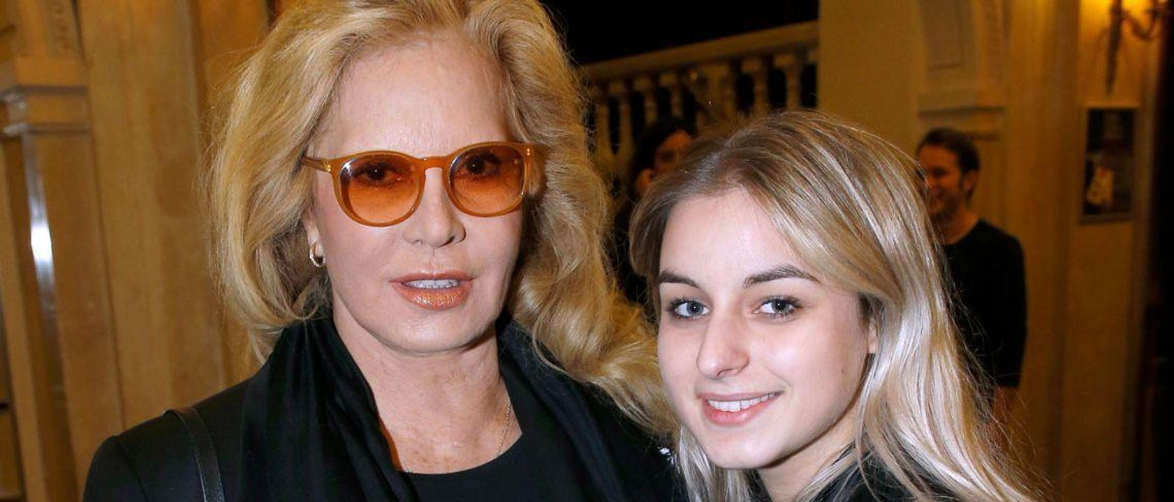 GALA VIDEO – Darina, la fille de Sylvie Vartan : au lit, elle aguiche ses fans