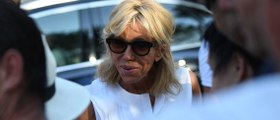 GALA VIDEO - « Les enfants arrivent » Brigitte Macron répond aux journalistes pendant que son mari travaille