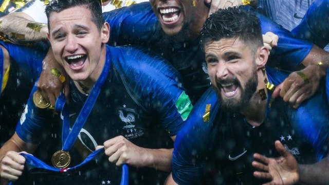 VIDEO - Olivier Giroud, Kylian Mbappe, Florian Thauvin et sa compagne Charlotte Pirroni s’eclatent en boîte àIbiza