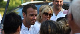GALA VIDEO – Brigitte et Emmanuel Macron tout sourire pour leur vacances, ils vont à la rencontre des enfants