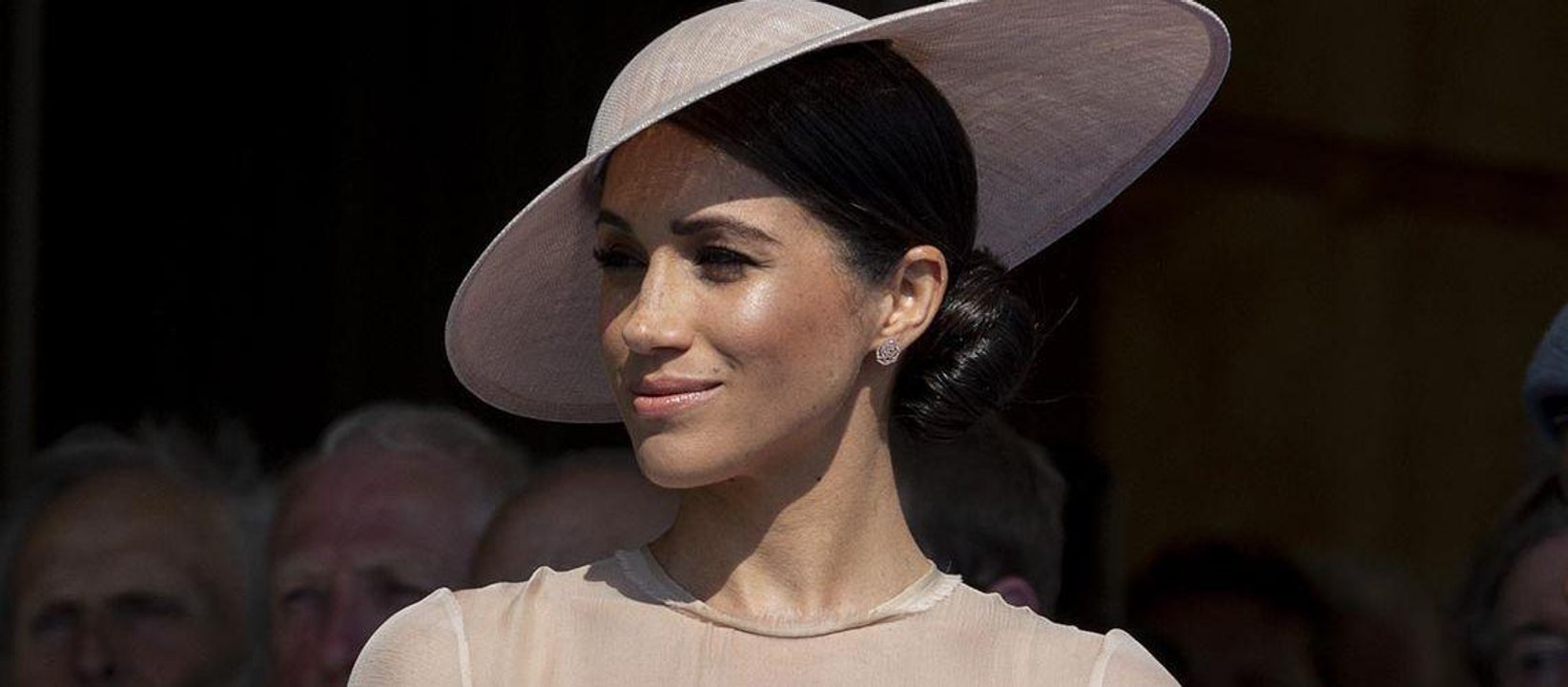 VIDEO GALA - Pourquoi les mollets de Meghan Markle foca­lisent l’at­ten­tion