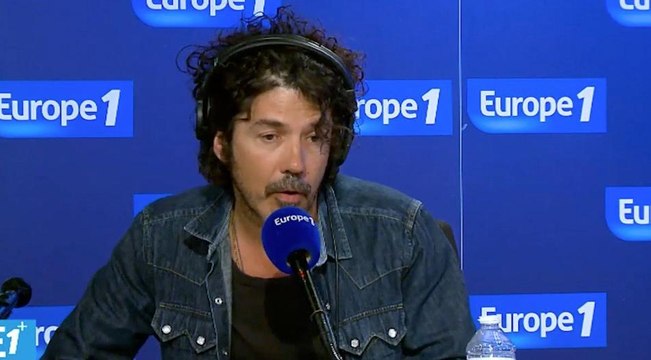 GALA VIDEO - On avait presque une relation familiale : Yarol Poupaud évoque sa relation avec Johnny Hallyday