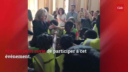 VIDEO – Quand Brigitte Macron, très en forme, fait découvrir Versailles à des enfants