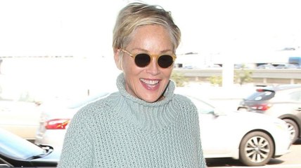 GALA VIDEO – Quand Sharon Stone, canon à 60 ans, cuisine en petite culotte