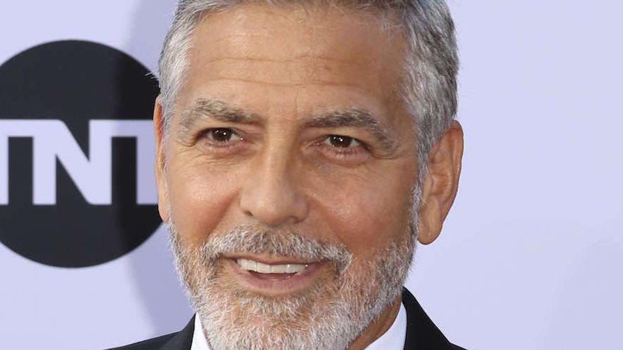 GALA VIDEO – George Clooney : les 1ères photos après son accident, l’acteur semble affaibli