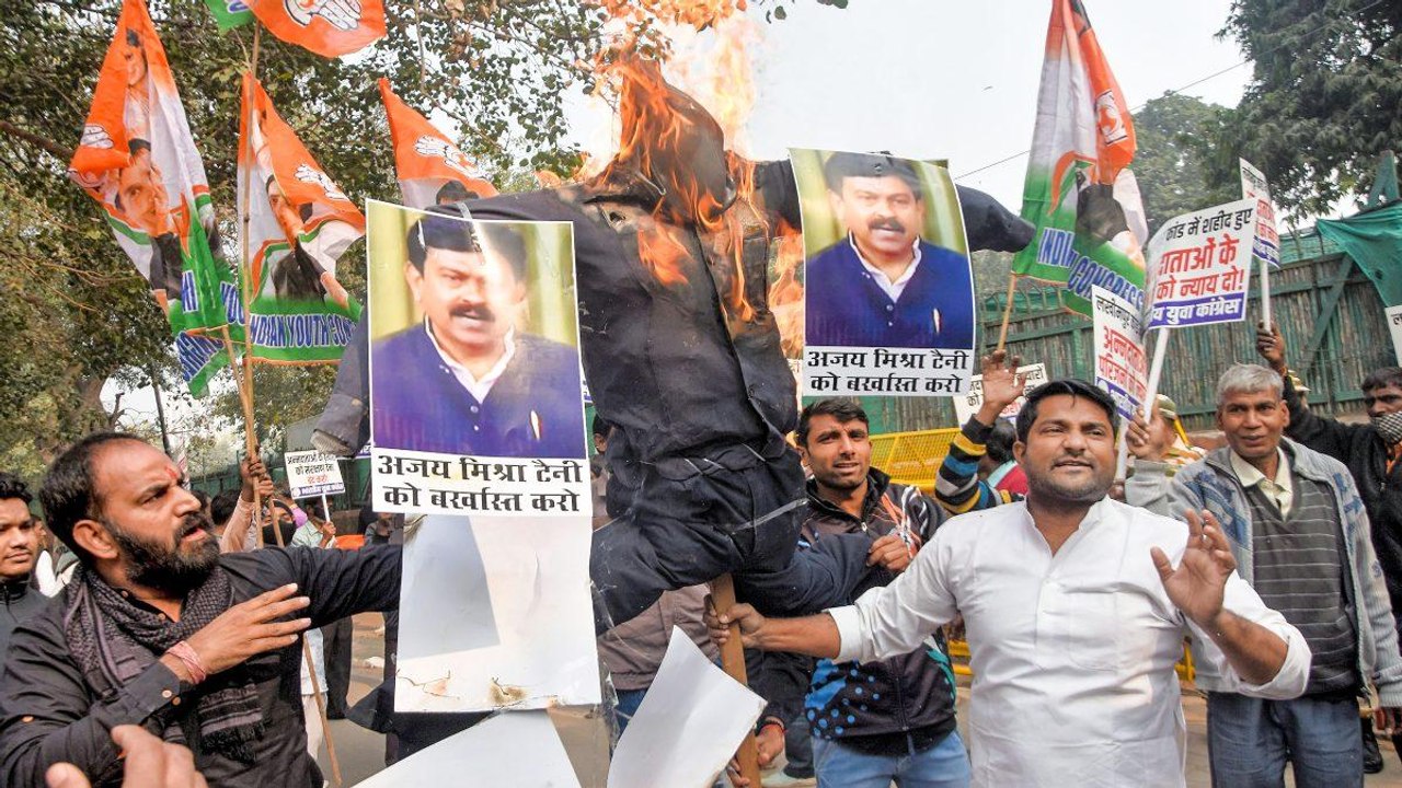 Youth Congress burns effigies of Ajay Teni on D...