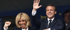 GALA VIDEO – Brigitte Macron, très bien entourée, fête la victoire dans les vestiaires des Bleus