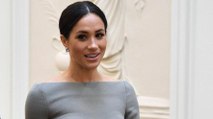 GALA VIDEO – Le soutien-gorge de Meghan Markle trop visible ? La duchesse face aux critiques après un fashion faux-pas