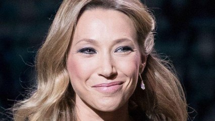 GALA VIDÉO - Laura Smet topless en salo­pette, la fille de Johnny enflamme le web