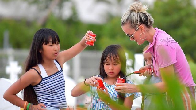 GALA VIDÉO - Laeti­cia Hally­day comment elle console ses filles en larmes sur la tombe de Johnny