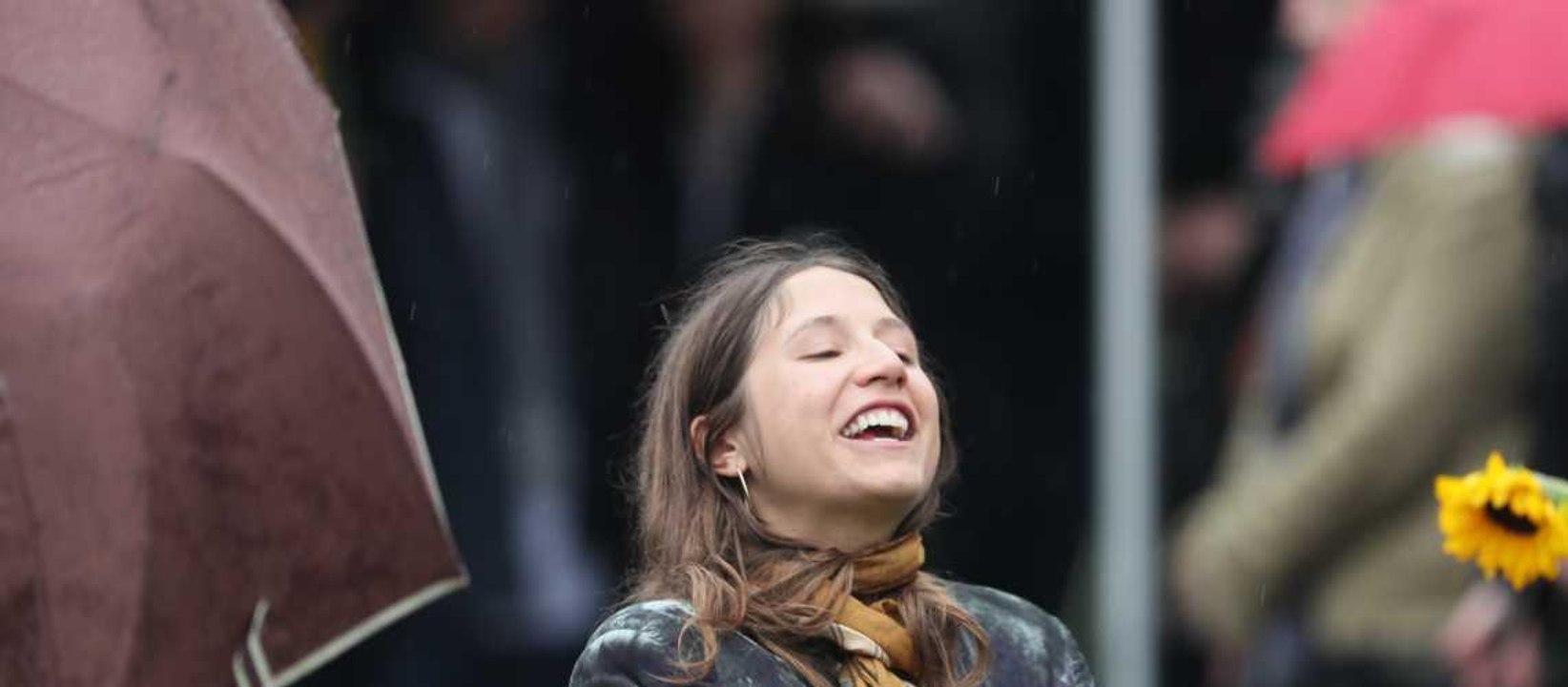 GALA VIDÉO - Obsèques de Jacques Hige­lin : sa fille Izia très émue, entre rires et larmes, entou­rée par par sa mère et son frère Arthur H