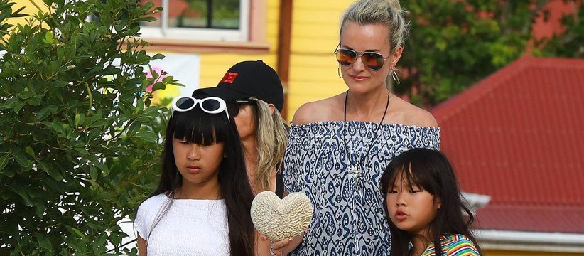 GALA VIDEO - Laeticia Hallyday, Jade et Joy : cet ami précieux qui leur redonne le sourire