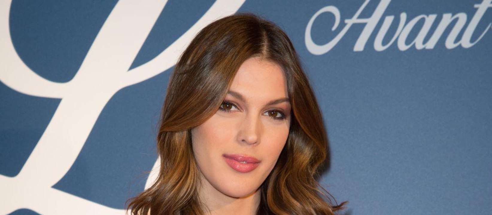 GALA VIDÉO - Iris Mitte­naere, très sexy en maillot de bain : Kev Adams appré­cie !