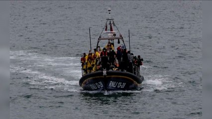 Boris Johnson calls on France to take back migrants who crossed Channel into Kent