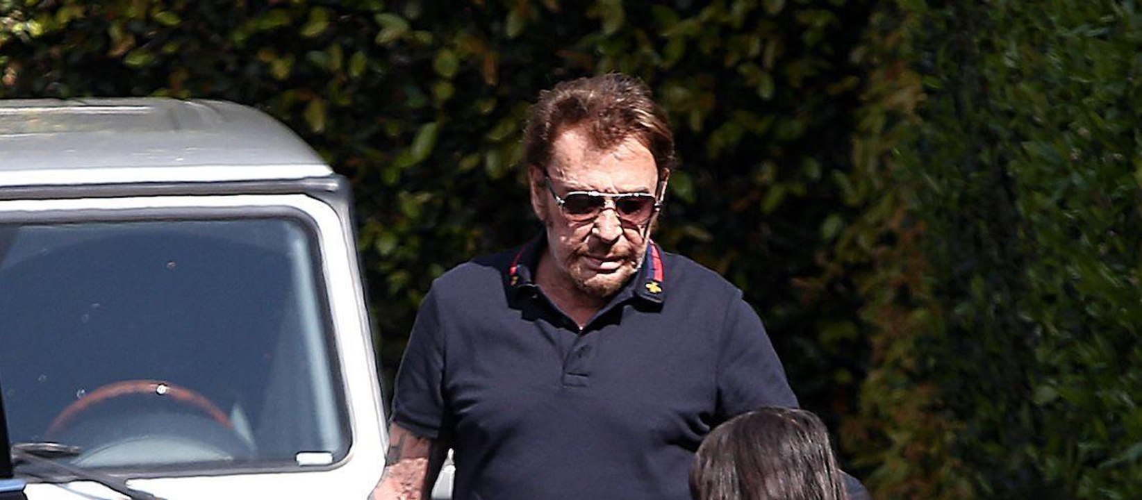 GALA VIDÉO - Le busi­ness autour de la tombe de Johnny Hally­day ne connaît pas la crise à St Barth